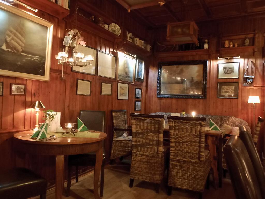 Pension & Restaurant "Alte Schule" Kluis Экстерьер фото