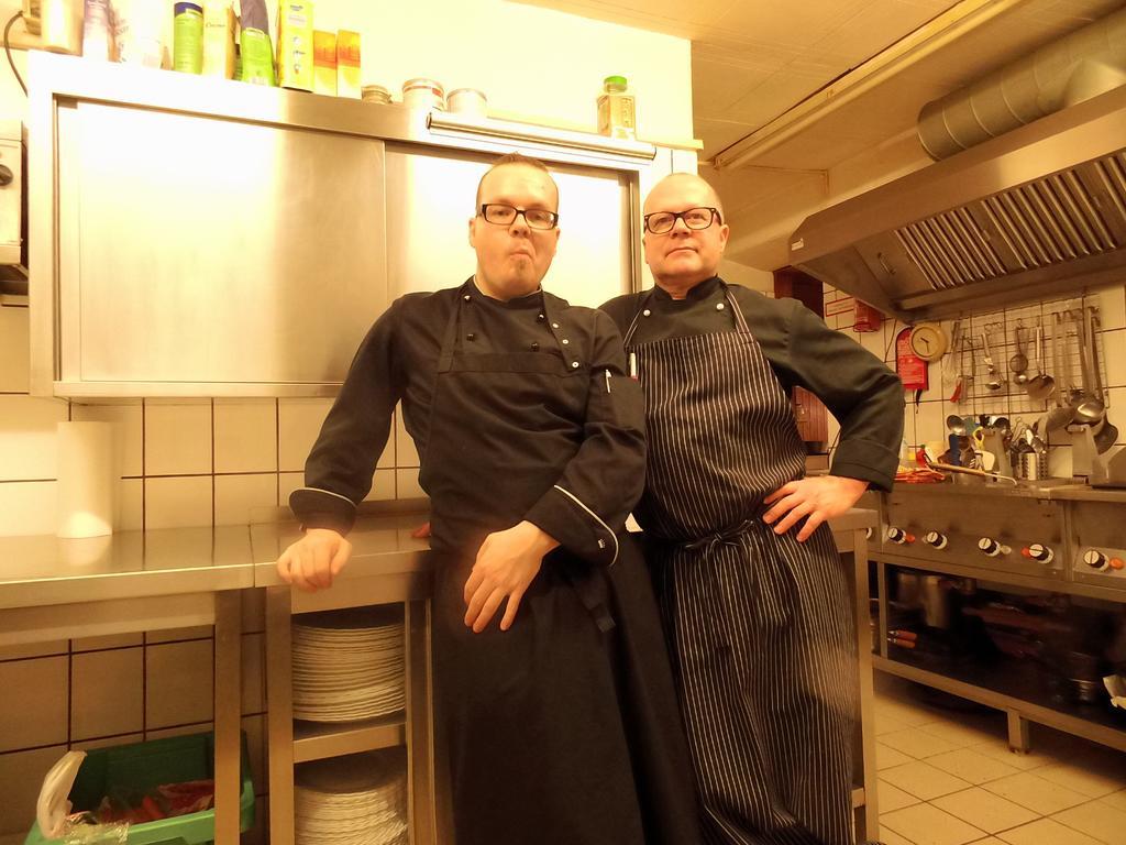 Pension & Restaurant "Alte Schule" Kluis Экстерьер фото