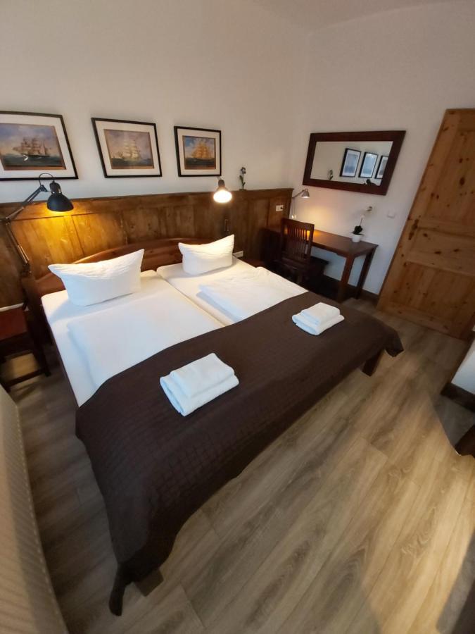 Pension & Restaurant "Alte Schule" Kluis Экстерьер фото