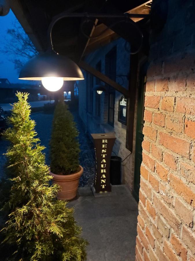 Pension & Restaurant "Alte Schule" Kluis Экстерьер фото