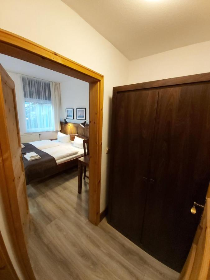 Pension & Restaurant "Alte Schule" Kluis Экстерьер фото