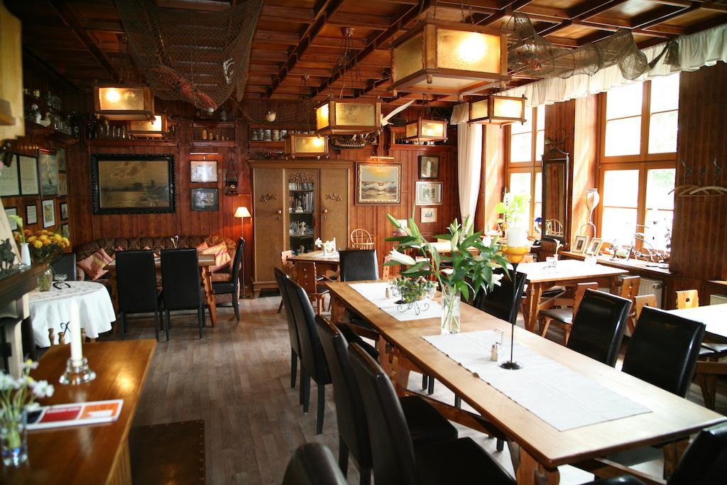 Pension & Restaurant "Alte Schule" Kluis Экстерьер фото