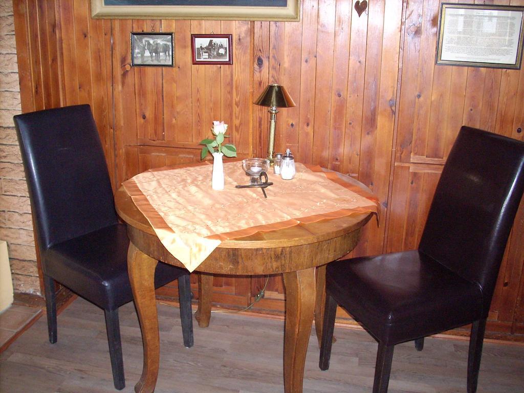 Pension & Restaurant "Alte Schule" Kluis Экстерьер фото