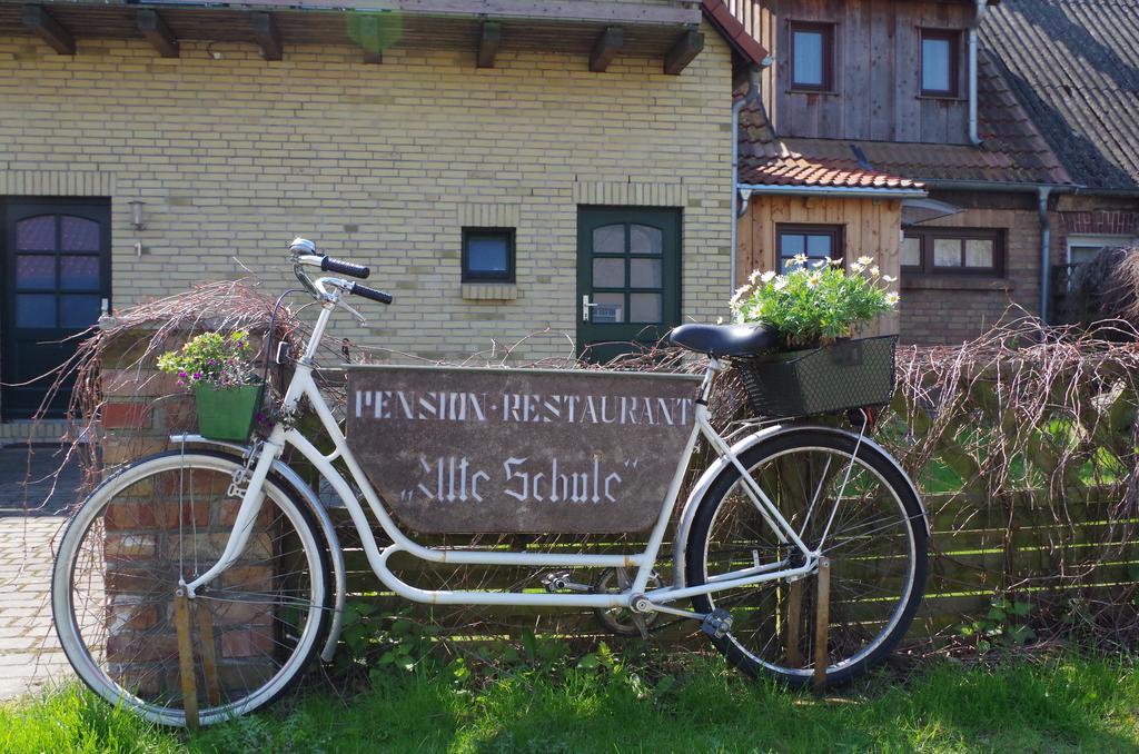 Pension & Restaurant "Alte Schule" Kluis Экстерьер фото
