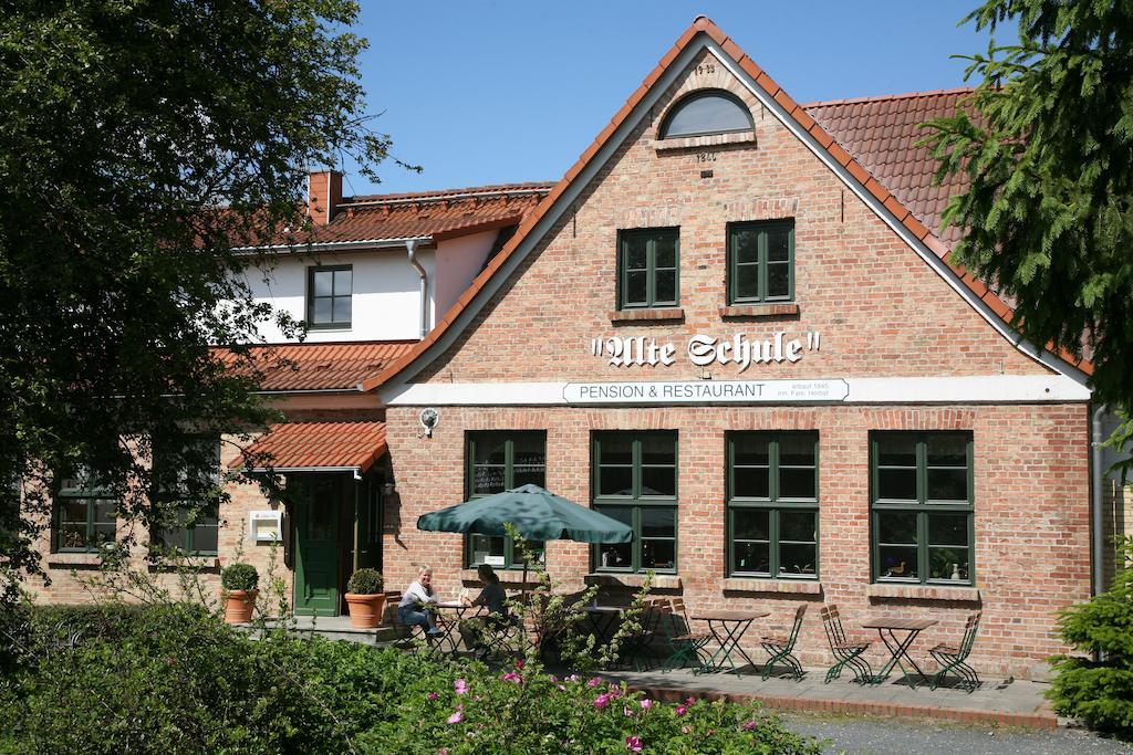 Pension & Restaurant "Alte Schule" Kluis Экстерьер фото