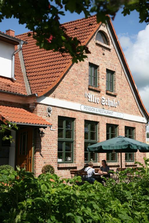Pension & Restaurant "Alte Schule" Kluis Экстерьер фото