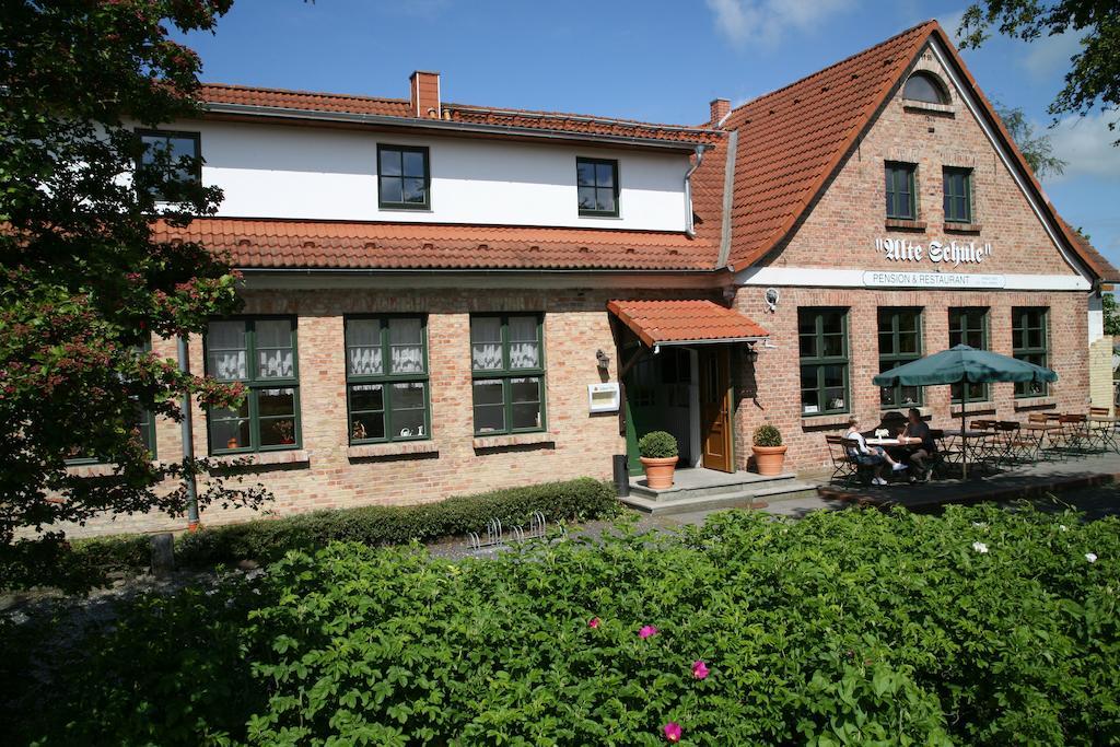 Pension & Restaurant "Alte Schule" Kluis Экстерьер фото